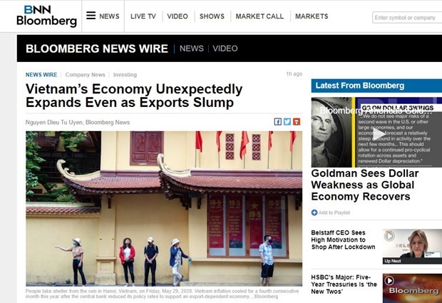 Bloomberg: Kinh tế Việt Nam tăng trưởng vượt ngoài dự báo bất chấp dịch COVID-19 - ảnh 1