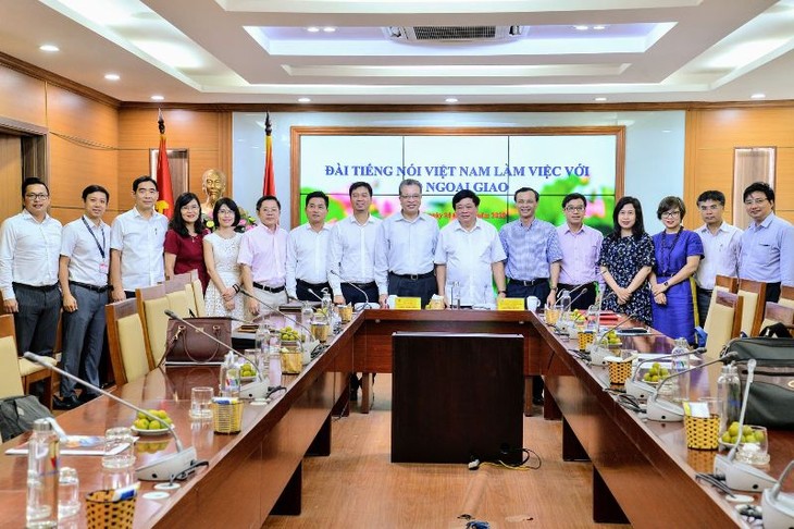 Đài Tiếng nói Việt Nam và Bộ ngoại giao tăng cường hợp tác về thông tin đối ngoại và công tác kiều bào - ảnh 1