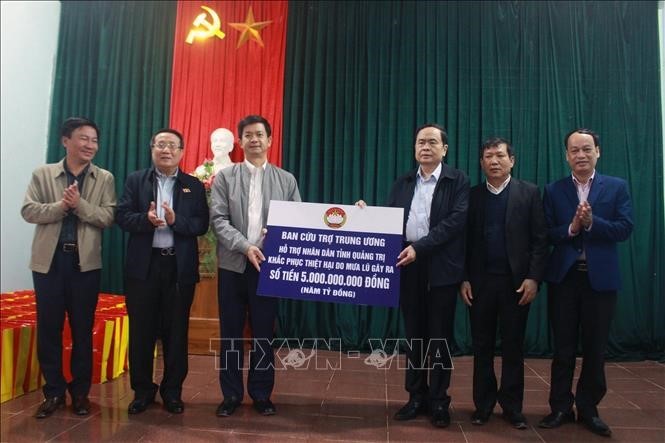 Chủ tịch Ủy ban Trung ương  Mặt trận Tổ quốc Việt Nam thăm, tặng quà người dân Quảng Trị - ảnh 1
