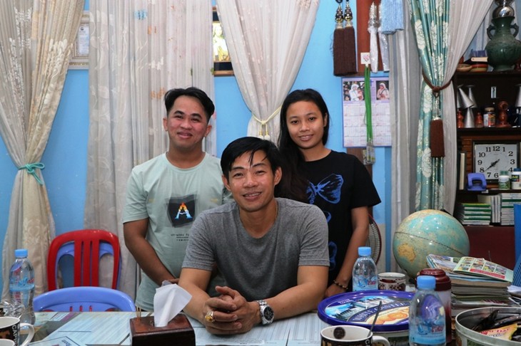 Người cha nâng cánh ước mơ cho những đứa trẻ Việt kiều khó khăn - ảnh 1