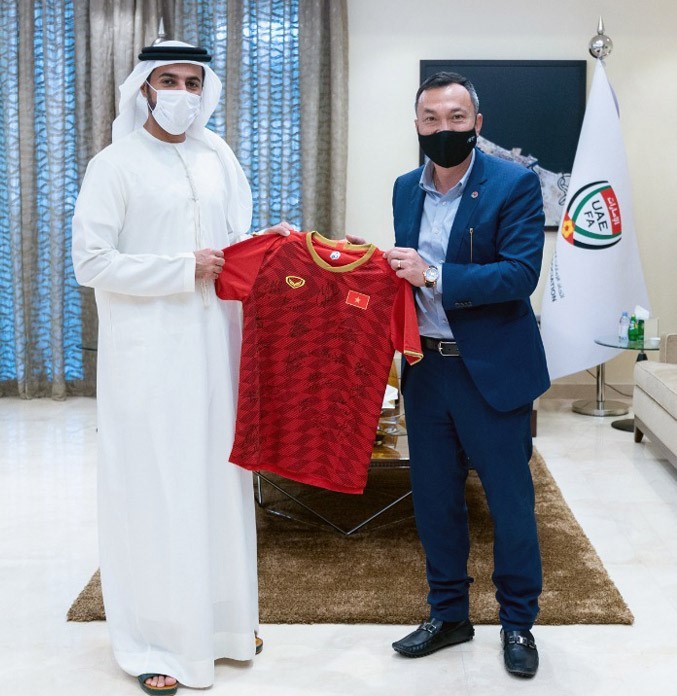 Việt Nam và UAE nhất trí mở rộng quan hệ hợp tác, phát triển bóng đá - ảnh 1