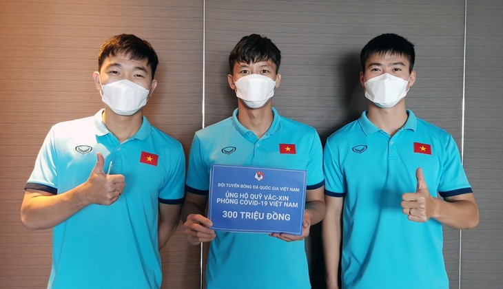 Đội tuyển bóng đá Việt Nam ủng hộ 300 triệu đồng vào Quỹ vaccine phòng COVID-19 - ảnh 1