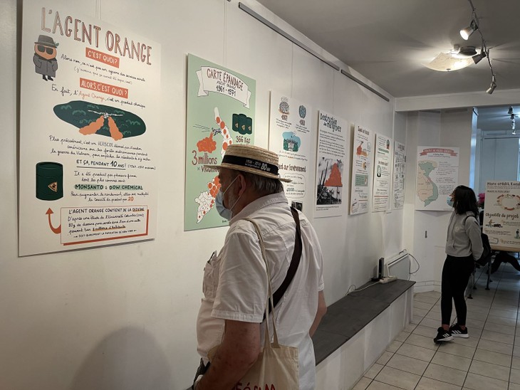 Tranh đồ họa về chất độc da cam Việt Nam lần đầu được triển lãm tại Pháp - ảnh 1