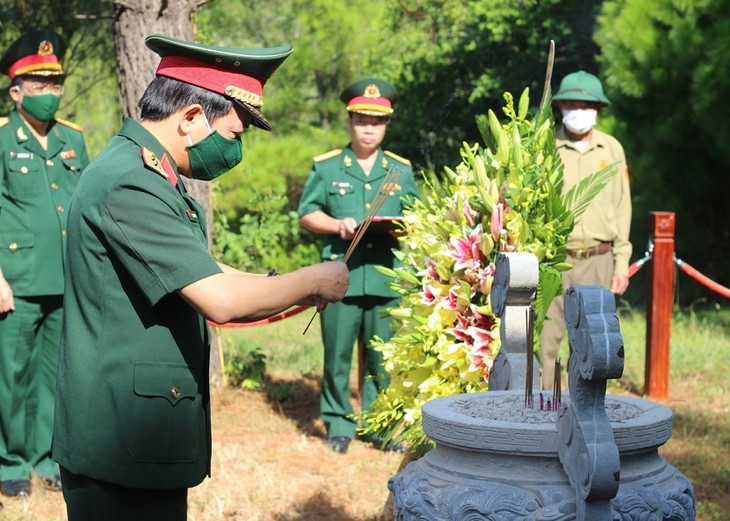 Dâng hương, viêng mộ Đại tướng Võ Nguyên Giáp nhân Kỷ niệm 110 năm Ngày sinh  của ông - ảnh 1