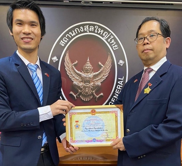 Trao kỷ niệm chương” Vì hòa bình, hữu nghị giữa các dân tộc” cho Tổng Lãnh sự Vương quốc Thái Lan tại TP Hồ Chí Minh - ảnh 1