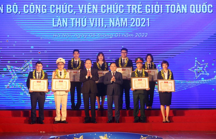 44 đại biểu được tuyên dương “Cán bộ, công chức, viên chức trẻ giỏi” toàn quốc lần thứ VIII, năm 2021 - ảnh 1