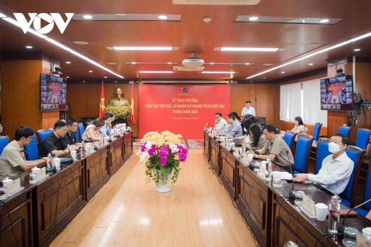 Trao thưởng cho tập thể, cá nhân có thành tích xuất sắc trong các hoạt động lớn của Đài Tiếng nói Việt Nam năm 2021 - ảnh 1
