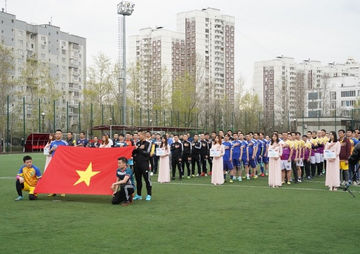 Khai mạc giải bóng đá cộng đồng người Việt tại Nga - “Lão tướng Moscow 2022“ - ảnh 1