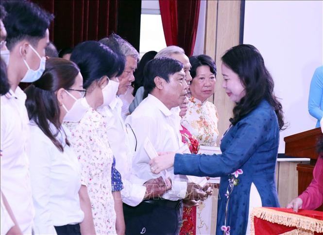 Phó Chủ tịch nước Võ Thị Ánh Xuân dự lễ trao học bổng “Học không bao giờ cùng” - ảnh 1