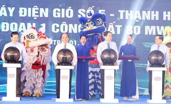 Chủ tịch nước Nguyễn Xuân Phúc dự Lễ khánh thành Nhà máy điện gió số 5 Thạnh Hải ở tỉnh Bến Tre - ảnh 1