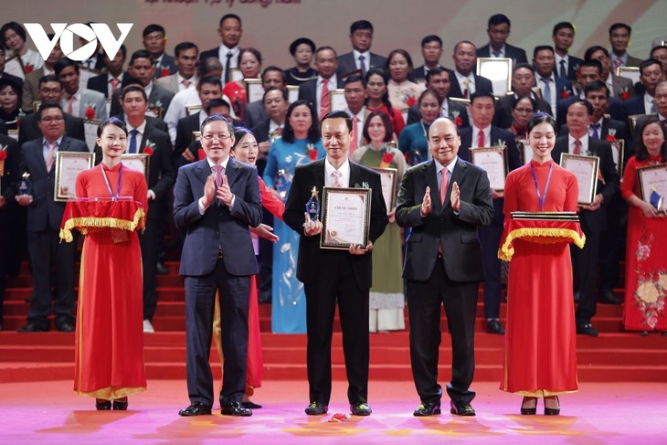 Chủ tịch nước Nguyễn Xuân Phúc dự lễ tôn vinh 100 Nông dân Việt Nam xuất sắc năm 2022 - ảnh 1