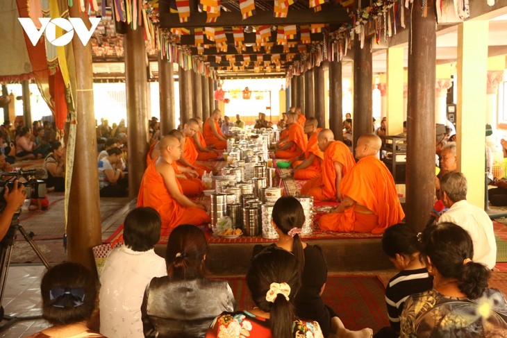 Đồng bào Khmer vui đón Tết cổ truyền Chôl Chnăm Thmây 2023 - ảnh 1