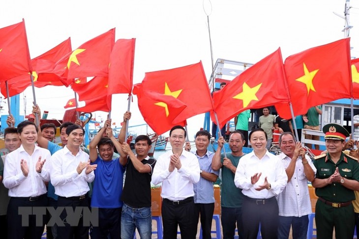 Chủ tịch nước Võ Văn Thưởng dự lễ chào cờ tại huyện đảo Phú Quý - ảnh 1