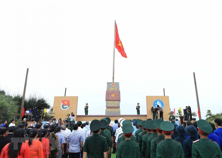 Chủ tịch nước Võ Văn Thưởng dự lễ chào cờ tại huyện đảo Phú Quý - ảnh 2