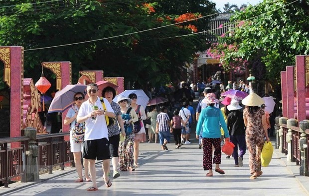 Khách du lịch Lào đến Việt Nam tăng mạnh - ảnh 1