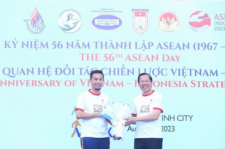 Fun Walk 2023 kỷ niệm 56 năm thành lập ASEAN - ảnh 1