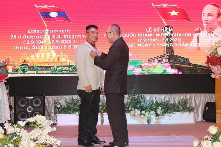 Lào trao tặng Huy chương Hữu nghị cho Tổng Lãnh sự Việt Nam tại Pakse - ảnh 1
