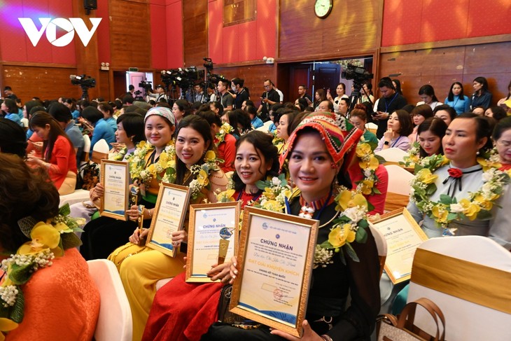 Thủ tướng Phạm Minh Chính dự lễ trao giải Chung kết toàn quốc Cuộc thi “Phụ nữ khởi nghiệp, phát huy tài nguyên bản địa“ - ảnh 3