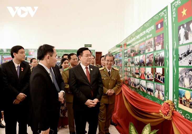 Chủ tịch Quốc hội Vương Đình Huệ thăm Học viện Chính trị Công an Lào - ảnh 1