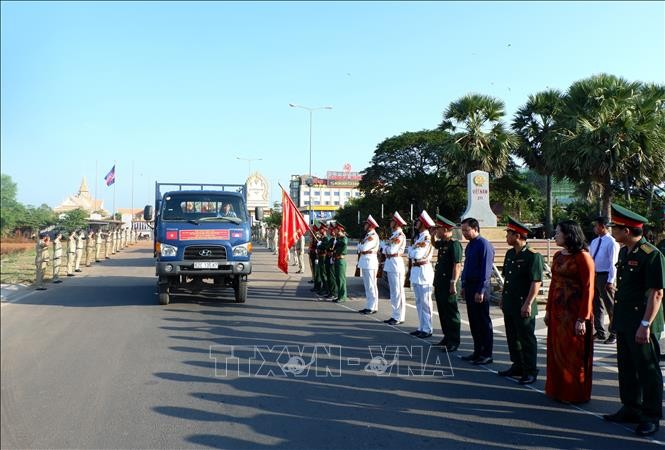 Đón hài cốt liệt sỹ, quân tình nguyện và chuyên gia Việt Nam hy sinh tại Campuchia - ảnh 1