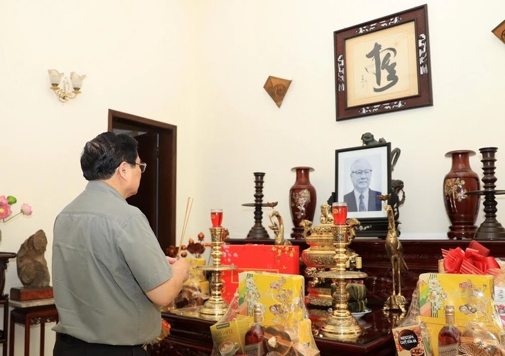 Thủ tướng Phạm Minh Chính dâng hương và chúc Tết gia đình các cố lãnh đạo Chính phủ  - ảnh 1