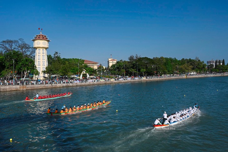 Tưng bừng Lễ hội đua thuyền truyền thống mừng mừng Xuân tại Phan Thiết - ảnh 1