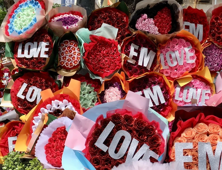 Sôi động thị trường hoa, quà tặng cho ngày Valentine - ảnh 1