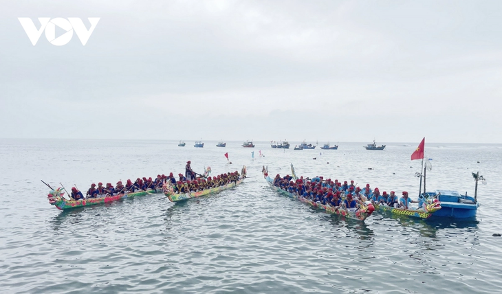 Khai hội đua thuyền Tứ linh trên đảo Lý Sơn (Quảng Ngãi) - ảnh 1