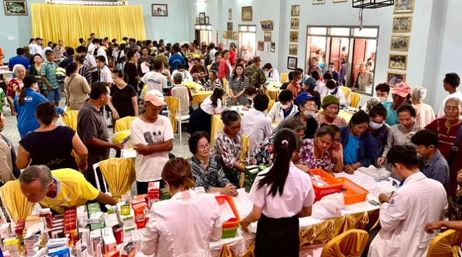 Đoàn công tác của Thành phố Hồ Chí Minh thăm, khám bệnh từ thiện tại Lào - ảnh 1