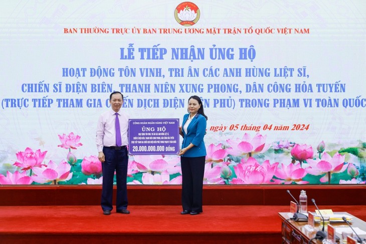 Ủy ban Trung ương MTTQ Việt Nam tiếp nhận 22 tỷ đồng ủng hộ Chiến sĩ Điện Biên - ảnh 1
