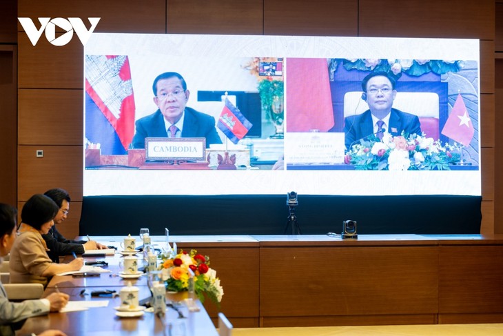 Chủ tịch Quốc hội Vương Đình Huệ điện đàm trực tuyến với Chủ tịch Thượng viện Campuchia Hun Sen - ảnh 1