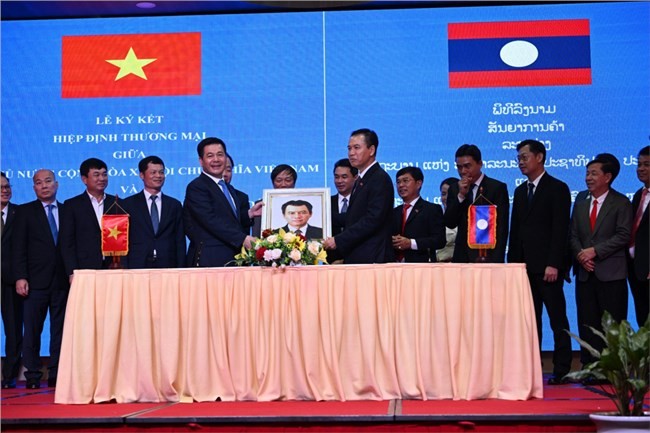 Việt Nam và Lào ký Hiệp định Thương mại mới - ảnh 1