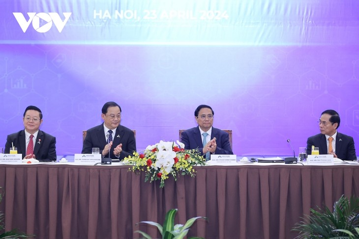 Thủ tướng Việt Nam và Thủ tướng Lào đồng chủ trì Tọa đàm với doanh nghiệp ASEAN và đối tác - ảnh 1