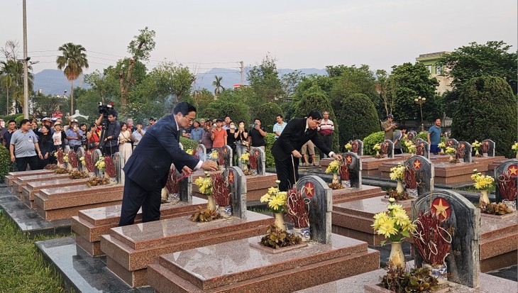 Thủ tướng dâng hương tưởng niệm Anh hùng, liệt sỹ tại Nghĩa trang liệt sỹ A1, tỉnh Điện Biên - ảnh 1