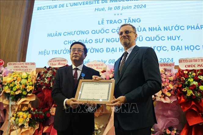 Pháp trao tặng Huân chương Công trạng Quốc gia cho Hiệu trưởng Trường Đại học Y-Dược, Đại học Huế - ảnh 1