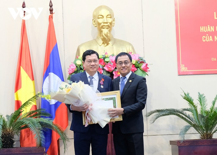  Trao Huân chương tự do của Nhà nước Lào tặng ông Trần Phước Sơn - ảnh 1