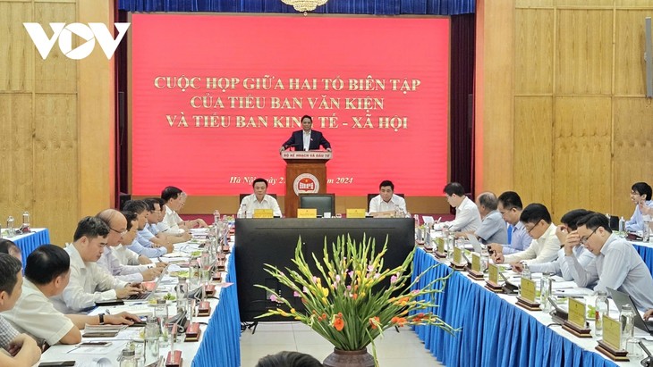Thủ tướng Phạm Minh Chính dự buổi làm việc giữa hai Tổ Biên tập của Tiểu ban Văn kiện và Tiểu ban Kinh tế - Xã hội - ảnh 1