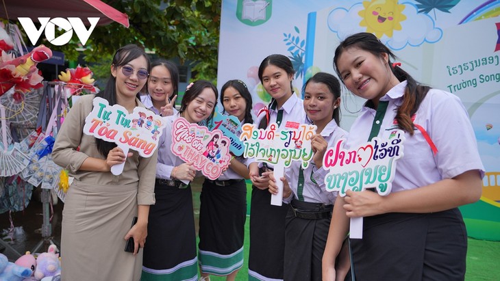 Trường song ngữ Lào-Việt Nam Nguyễn Du bế giảng năm học 2023-2024 - ảnh 2