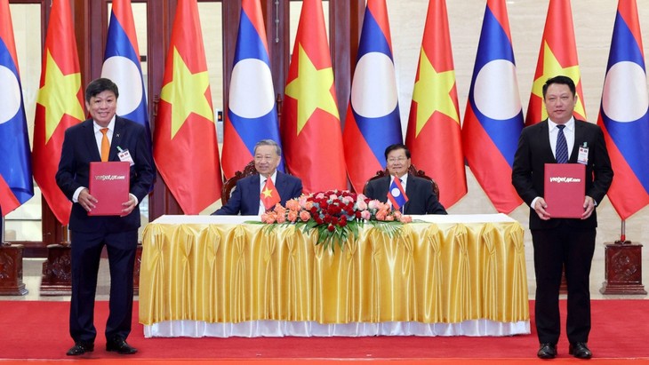 Vietjet trao thoả thuận tăng cường kết nối vận tải hàng không Việt Nam – Lào - ảnh 1
