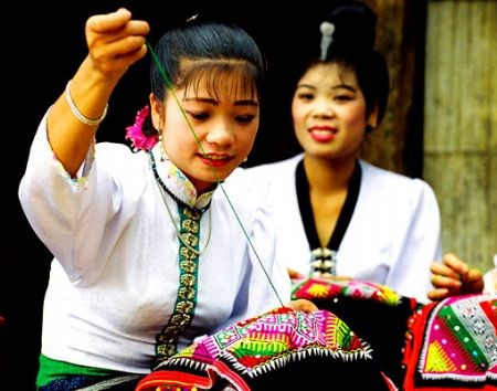Busana wanita etnis minoritas daerah pegunungan di Vietnam Utara - ảnh 7