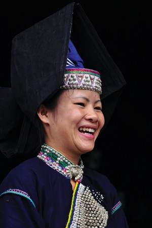 Busana wanita etnis minoritas daerah pegunungan di Vietnam Utara - ảnh 9