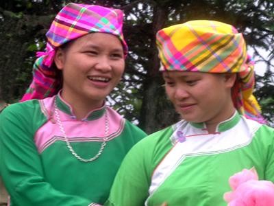 Busana wanita etnis minoritas daerah pegunungan di Vietnam Utara - ảnh 11