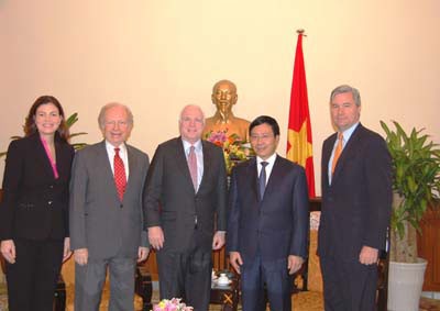 Aktivitas-aktivitas Senator AS John McCain teruskan kunjunganya di Vietnam - ảnh 1