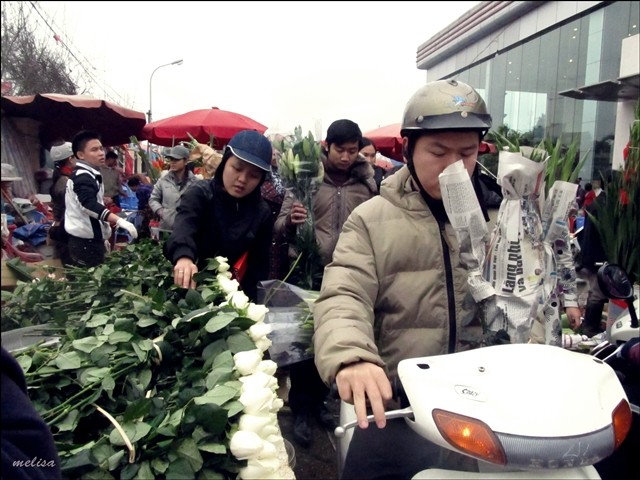 Pasar bunga Quang Ba (Hanoi) pada tanggal 30 bulan duabelas tahun imlek  - ảnh 10