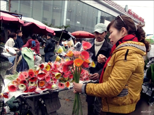 Pasar bunga Quang Ba (Hanoi) pada tanggal 30 bulan duabelas tahun imlek  - ảnh 5