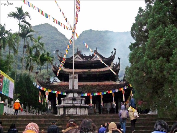 Berziarah ke Pagoda Huong pada awal Musim Semi tahun Naga 2012 - ảnh 7