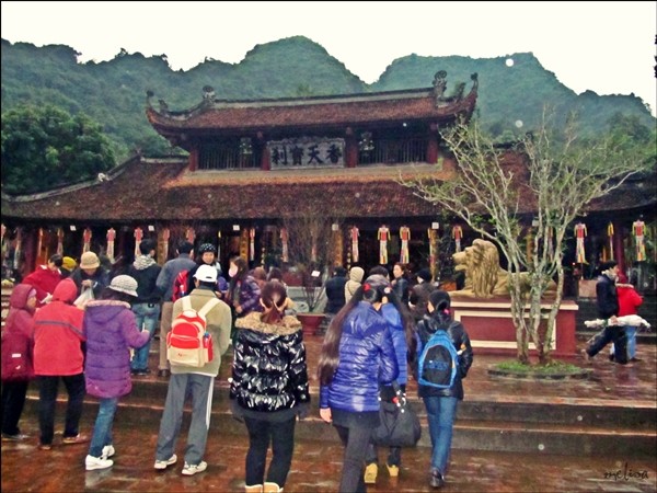 Berziarah ke Pagoda Huong pada awal Musim Semi tahun Naga 2012 - ảnh 6