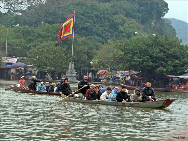 Berziarah ke Pagoda Huong pada awal Musim Semi tahun Naga 2012 - ảnh 1