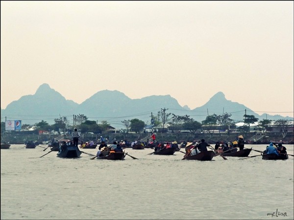 Berziarah ke Pagoda Huong pada awal Musim Semi tahun Naga 2012 - ảnh 5