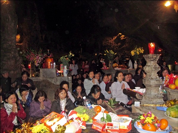 Berziarah ke Pagoda Huong pada awal Musim Semi tahun Naga 2012 - ảnh 11
